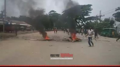 সড়ক অবরোধ করে বিক্ষোভ করেন সিএনজি শ্রমিকরা