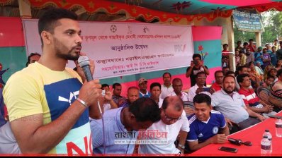 ক্যাম্পে কথা বলছেন মাশরাফি।