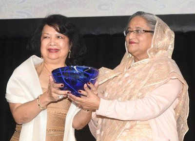 পুরস্কার নিচ্ছেন প্রধানমন্ত্রী, ছবি: ফোকাস বাংলা