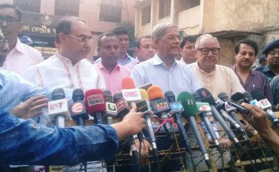 নাজিম উদ্দিন রোডের পুরনো কারাগারে খালেদা জিয়ার সঙ্গে দেখা শেষে সাংবাদিকদের ব্রিফ করছেন বিএনপি মহাসচিব মির্জা ফখরুল ইসলাম আলমগীর 