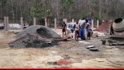 কাজের স্থানে ব্যবহারের জন্য রাখা স্থানীয় বোল্ডার পাথর