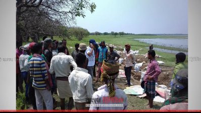 এলাকাবাসী ও প্রশাসনের লোকজন বাঁধ সংস্কার করছে