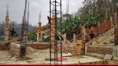 পিলারে ব্যবহার করা হচ্ছে ৪০ গ্রেড রড ও বোল্ডার পাথর