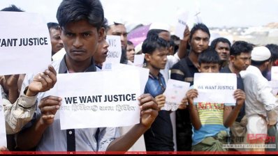 বিচার চেয়ে প্ল্যাকার্ড হাতে কুতুপালং রোহিঙ্গা ক্যাম্পের ডি-৫ ব্লকে রোহিঙ্গারা