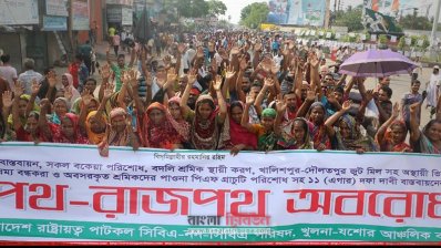 খুলনায় পাট কল শ্রমিকদের অবরোাধ
