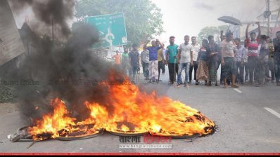 খুলনায় পাট কল শ্রমিকদের অবরোাধ