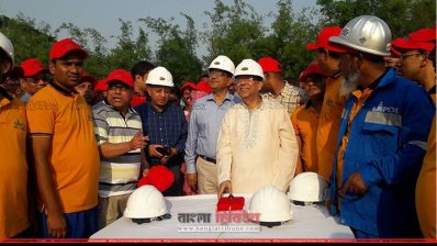 প্রকল্পের উদ্বোধন করছেন আইনমন্ত্রী