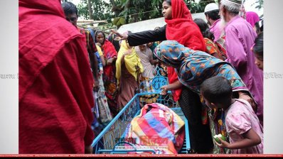 গ্রামের বাড়িতে রোজিনার দাফন সম্পন্ন