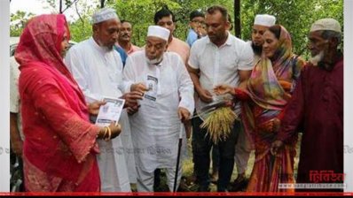 গণসংযোগ করছেন ধানের শীষ প্রতীকের মেয়রপ্রার্থী হাসান উদ্দিন সরকার