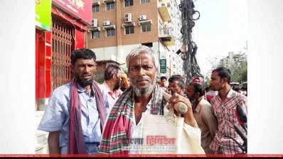 দালাল ছাড়াই লেবার মার্কেটে দরদাম করে শ্রম বিক্রি করেন এই শ্রমিক