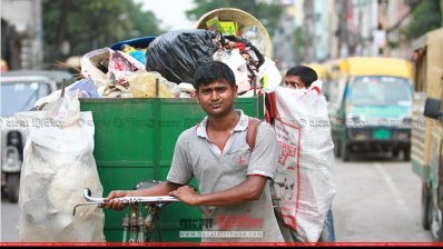 কাজ করছেন একজন পরিচ্ছন্নতাকর্মী