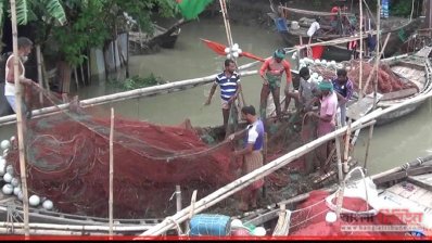 মেঘনায় ইলিশ শিকারের জন্য প্রস্তুত জেলেরা