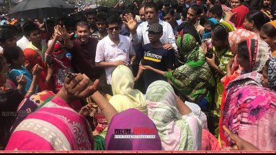 বকেয়া বেতনের দাবিতে ঢাকা-আরিচা মহাসড়ক অবরোধ