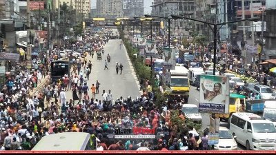 বকেয়া বেতনের দাবিতে ঢাকা-আরিচা মহাসড়ক অবরোধ