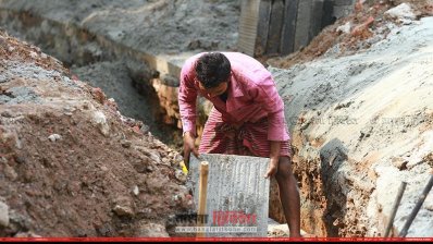 কাজে ব্যস্ত এক নির্মাণ শ্রমিক