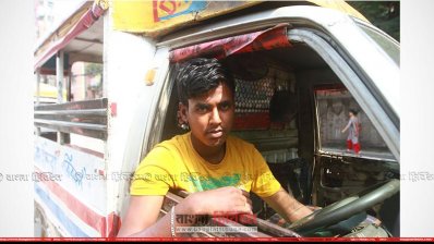 মে দিবসে গাড়ি নিয়ে বেরিয়েছেন এই চালক