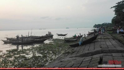 মেঘনায় ইলিশ শিকারের জন্য নদী পাড়ে জেলেরা