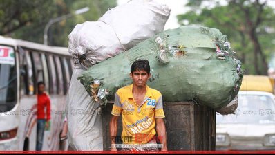ময়লাবোঝাই ভ্যান নিয়ে ছুটছেন এক পরিচ্ছন্নতাকর্মী