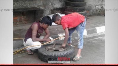 শিশু শ্রমিক মাহবুব (লাল জামা পরিহিত)