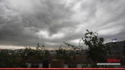 কালো মেঘে ছেয়ে গেছে ঢাকার আকাশ