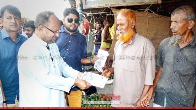 গণসংযোগে নজরুল ইসলাম মঞ্জু (ছবি- প্রতিনিধি)