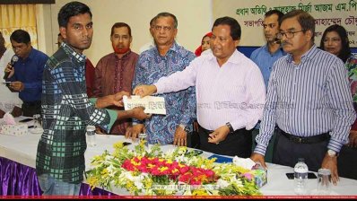 শিক্ষাবৃত্তির চেক বিতরণ করলেন বস্ত্র  ও পাট মন্ত্রী