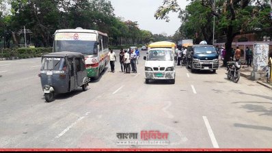 সড়কে চলছে হাতে গোনা গাড়ি