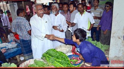 গণসংযোগে তালুকদার আব্দুল খালেক (ছবি- প্রতিনিধি)