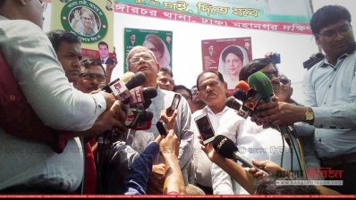 জিয়াউর রহমানের কবরে ফুল দেওয়ার পর সাংবাদিকদের সঙ্গে কথা বলছেন মির্জা ফখরুল ইসলাম আলমগীর