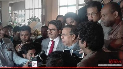 সাংবাদিকদের সঙ্গে কথা বলছেন আইনমন্ত্রী আনিসুল হক