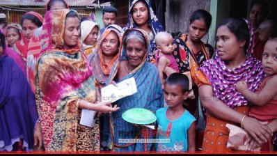 নির্বাচনি প্রচারণা চালাচ্ছেন নারী প্রার্থী রোজিনা বেগম রাজিয়া
