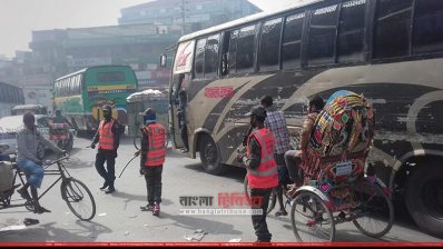 জাহাঙ্গীর শিক্ষা ফাউন্ডেশনের নামে গাজীপুরের রাস্তায় ট্রাফিক সহকারী
