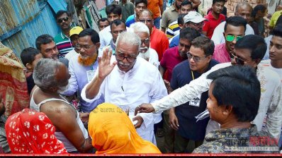 গণসংযোগ করছেন আওয়ামী লীগ মনোনীত মেয়র প্রার্থী তালুকদার আব্দুল খালেক