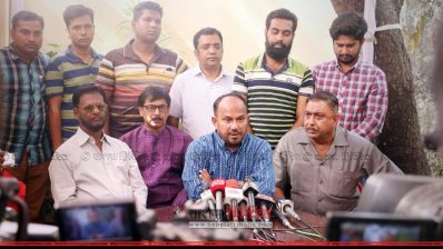 নিজের বাসায় সংবাদ সম্মেলনে বিএনপির মেয়র প্রার্থী নজরুল ইসলাম মঞ্জু