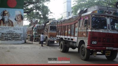 বাংলাদেশে প্রবেশ করছে ভারত থেকে আমদানি করা ট্রাকভর্তি পেঁয়াজ (ছবি- প্রতিনিধি)