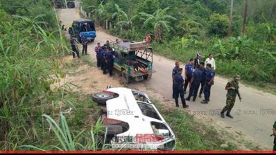 হামলার পর ঘটনাস্থলে পুলিশ, হতাহতদের গাড়িতে তোলা হচ্ছে