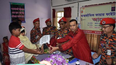 ক্রেস্ট গ্রহণ করছেন নিহত আব্দুল মতিনের স্ত্রী ও ছেলে