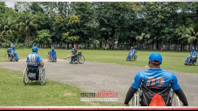 চলছে মাঠের লড়াই। ছবি: সাজ্জাদ হোসেন