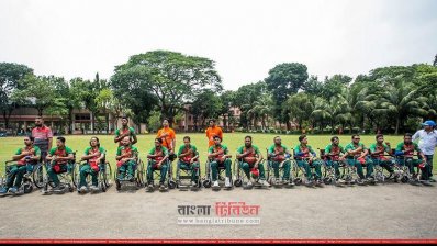 জাতীয় সঙ্গীতের সময় বাংলাদেশ হুইইলচেয়ার দল। ছবি: সাজ্জাদ হোসেন