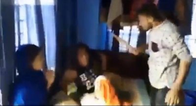 শুভ্রাকে মারধর করছে মুজিবর রহমান অনিক (ভিডিও থেকে নেওয়া)