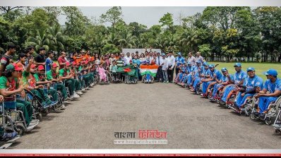 দুই দলের খেলোয়াড়রা। ছবি: সাজ্জাদ হোসেন