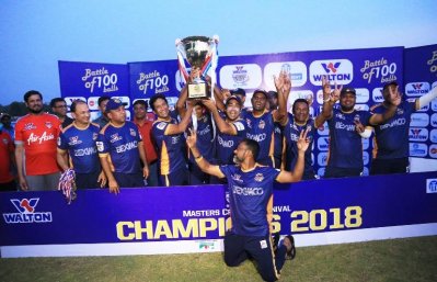 ট্রফি নিয়ে ঢাকা মাস্টার্সের খেলোয়াড়দের উল্লাস। ছবি-বিসিবি