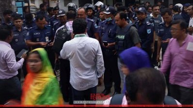 গাজীপুরে হাসান উদ্দিন সরকারের বাড়ি ঘেরাও করেছে পুলিশ 