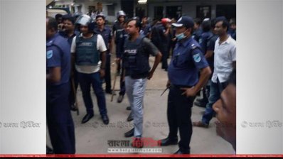 গাজীপুরে বিএনপির মেয়র প্রার্থী হাসান উদ্দিন সরকারের বাড়ি ঘেরাও
