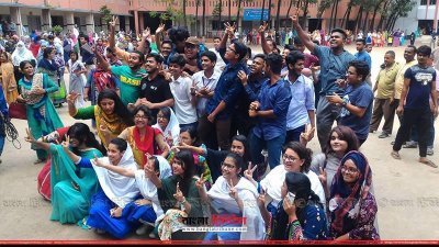 পাস হওয়া শিক্ষার্থীদের উল্লাস