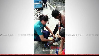 আহত গাড়িচালককে নিজেই সেবা দিচ্ছেন এসআই শবনম