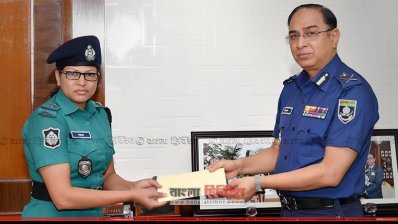পুরস্কার নিচ্ছেন এসআই শবনম