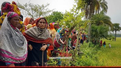 বগুড়ায় চার জনের লাশ উদ্ধারের ঘটনায় উৎসুক জনতার ভিড়