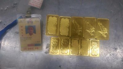 জব্দ স্বর্ণ বার ও আটক কর্মচারীর আইডি কার্ড