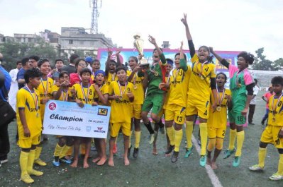 টাঙ্গাইলের মেয়েদের শিরোপার উল্লাস